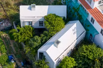 Ngắm ngôi nhà "sinh đôi" đẹp mê mẩn giữa rừng cây