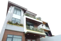 Cận cảnh biệt thự gỗ óc chó báo hiếu cha mẹ tại Nghệ An