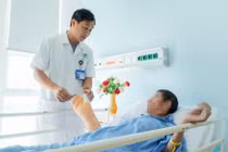 Chuyển da vi phẫu cứu U90 lao động mất toàn bộ da mu bàn chân