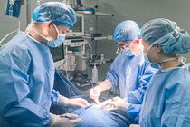 Bé 11 tuổi bị kính cắt đứt mạch máu, bác sĩ hướng dẫn cách sơ cứu 