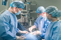 Bé 11 tuổi bị kính cắt đứt mạch máu, bác sĩ hướng dẫn cách sơ cứu 