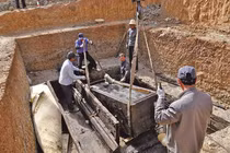 Khai quật mộ cổ, phát hiện thi thể phụ nữ đeo mặt nạ