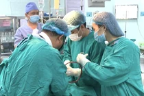 Trẻ ngã vào cạnh chậu hoa vỡ lách