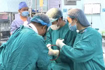 Trẻ ngã vào cạnh chậu hoa vỡ lách