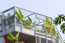 Phủ rèm xanh bên ngoài, nhà Hà Nội đẹp "hút hồn" trên báo Mỹ