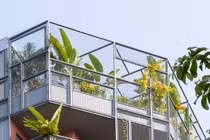 Phủ rèm xanh bên ngoài, nhà Hà Nội đẹp "hút hồn" trên báo Mỹ