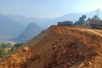 Bắc Kạn: Tái diễn đổ đất, đá thải bừa bãi