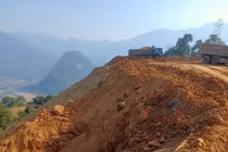 Bắc Kạn: Tái diễn đổ đất, đá thải bừa bãi