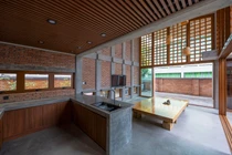 Ngôi nhà trong ngõ bị bao vây tứ bề vẫn ngập tràn ánh sáng