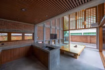 Ngôi nhà trong ngõ bị bao vây tứ bề vẫn ngập tràn ánh sáng