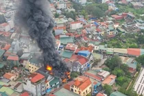 Hai ngôi nhà ở Hà Nội cháy ngùn ngụt, khói đen bốc cao