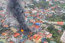 Hai ngôi nhà ở Hà Nội cháy ngùn ngụt, khói đen bốc cao