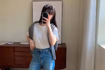 Tuyệt chiêu "hack" tuổi với 4 kiểu áo kết hợp quần jeans 