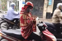 Muôn kiểu trùm chăn đi xe máy những ngày giá rét gây tranh cãi