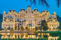 Choáng ngợp dinh thự có đến 800 phòng, đi vài ngày không hết 