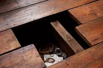 Cải tạo nhà cũ, hoảng hồn phát hiện vật thể đáng sợ dưới sàn 