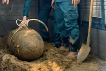 Thi công mương thoát nước, bất ngờ phát hiện quả bom 340kg giữa lòng thành phố