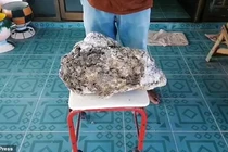 Nhặt rác trên biển, thanh niên đổi đời nhờ tìm thấy khối "vàng nổi" gần 17kg