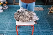 Nhặt rác trên biển, thanh niên đổi đời nhờ tìm thấy khối "vàng nổi" gần 17kg