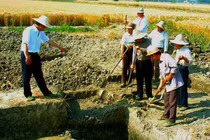 Phát hiện vật thể lấp lánh dưới ao, cảnh sát lập tức điều tra