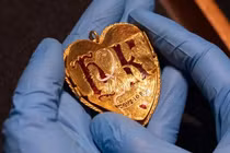 Dò kim loại trên cánh đồng, bất ngờ phát hiện "kho báu" vàng giá trị