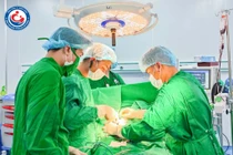 Cứu bệnh nhi 6 tuổi mất máu nặng do vỡ dị dạng mạch máu ruột non