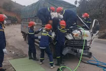 Xe tải đâm vào đuôi xe đầu kéo lúc rạng sáng, 1 người tử vong