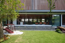 Ngắm biệt thự “khoác áo” lam chắn nắng độc đáo ở xứ Thanh 