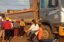 Mẹ ôm thi thể con trai khóc ngất sau tai nạn