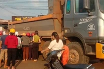 Mẹ ôm thi thể con trai khóc ngất sau tai nạn