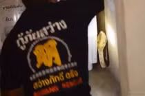 Thất kinh thấy rắn hổ mang chúa ngay cạnh máy giặt