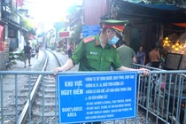 Ảnh: Phố cà phê đường tàu chính thức tạm đóng cửa