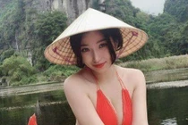 Diện đồ thiếu vải, "cô bé bán quần áo" lộ điểm vàng cơ thể