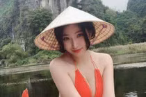 Diện đồ thiếu vải, "cô bé bán quần áo" lộ điểm vàng cơ thể