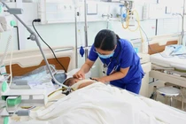 Nhiễm Adenovirus bé 2 tuổi viêm não, liệt toàn thân