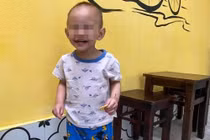 Hà Nội: Bé trai 2 tuổi bị bỏ rơi trên phố Giảng Võ