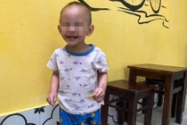Hà Nội: Bé trai 2 tuổi bị bỏ rơi trên phố Giảng Võ