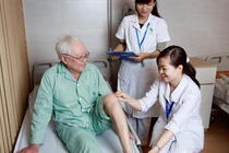 Bác sĩ chỉ rõ thói quen ngày lạnh khiến xương khớp thêm đau nhức