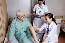 Bác sĩ chỉ rõ thói quen ngày lạnh khiến xương khớp thêm đau nhức