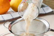 Sợi thép đâm xuyên Amidan vì lọc cháo qua rây