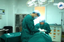 Các bác sĩ Bệnh viện Da liễu TƯ thực hiện ca phẫu thuật cho khách hàng