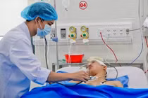 Biến thành bà lão sau vài giờ đột quỵ