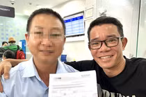 Ông Toàn (trái) làm các thủ tục chuyển trả lại số tiền 2 tỷ đồng mà anh Duẩn chuyển nhầm