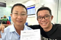 Ông Toàn (trái) làm các thủ tục chuyển trả lại số tiền 2 tỷ đồng mà anh Duẩn chuyển nhầm