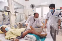 PGS.TS Đỗ Duy Cường và ThS.BS Nguyễn Quang Huy đang thăm khám cho bệnh nhân 