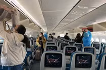 Cấm bay 9 tháng vì không nộp phạt khi hút thuốc trên máy bay.