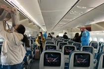 Cấm bay 9 tháng vì không nộp phạt khi hút thuốc trên máy bay.