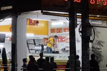 Bình Dương: Nam thanh niên cướp tiệm vàng quăng ra đường