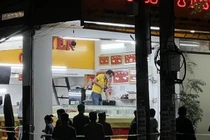 Bình Dương: Nam thanh niên cướp tiệm vàng quăng ra đường