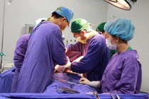 Báo động đỏ cứu thanh niên nhảy cầu tự tử vỡ đa tạng nguy kịch